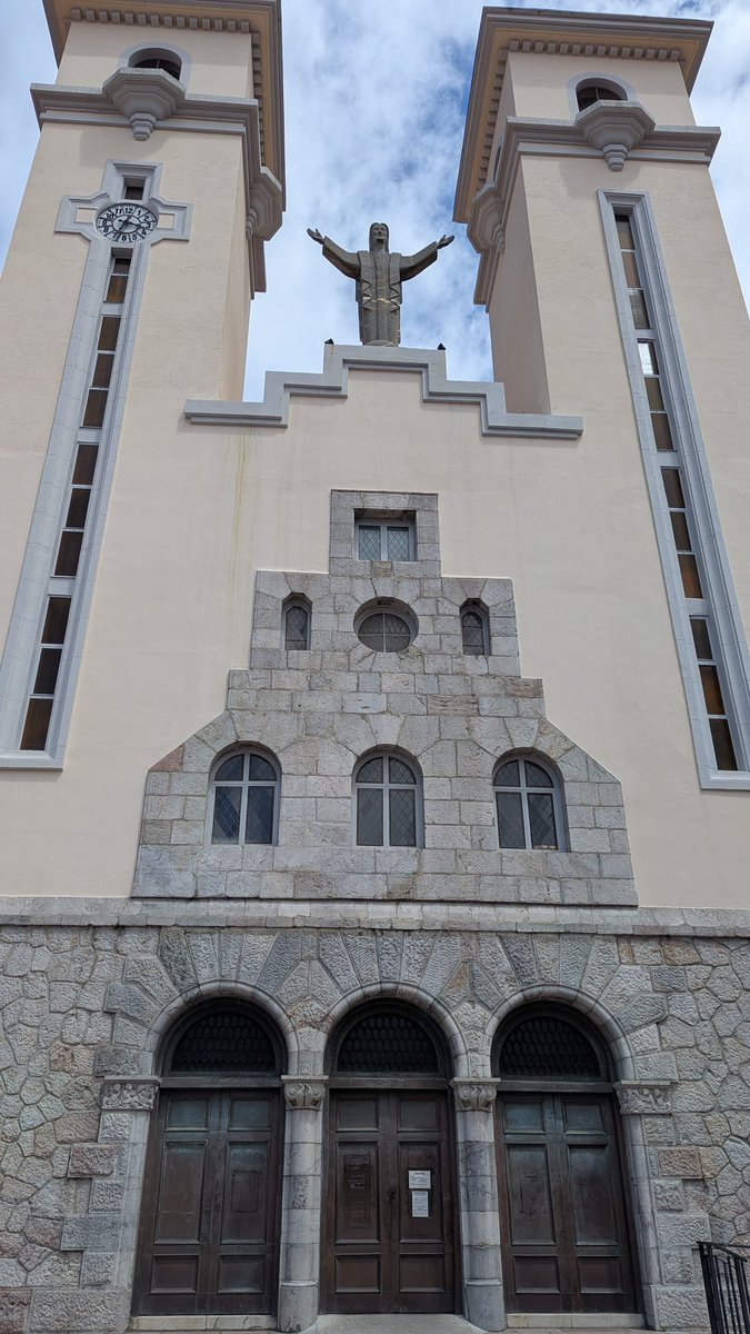 llewelyn20's tweet image. Day of contrasts today with caves and cliffs and sea and sand and everyone knows I love a good church.
I keep forgetting I'm in Spain as it is so green...