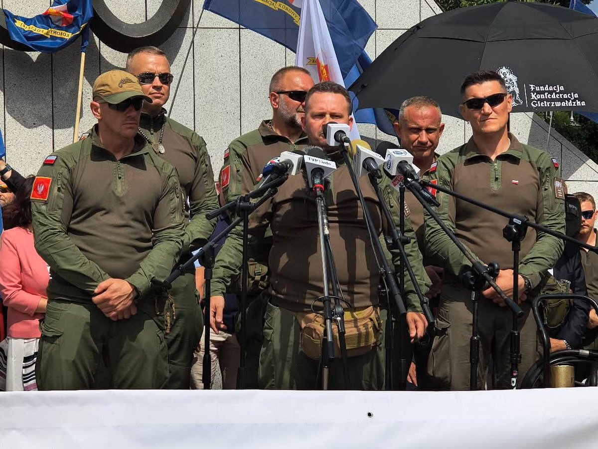 BogdanKucharsk7's tweet image. Ministrze Kierwiński, to jest zadanie dla Pana, nie Siemoniaka.
Co to w ogóle jest za wojsko, mundury i, kto wydał zgodę na profanację symbolu, należącego wyłącznie do Powstańców? Przypominam, wśród tej bandy był Korwin i, plakat nawołujący do uwolnienia Kamratów z więzienia!
