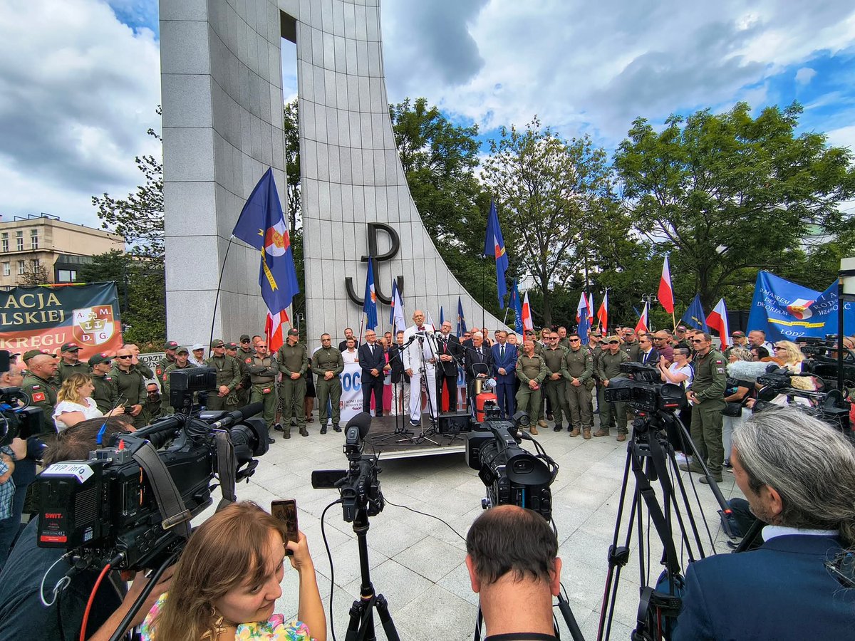 BogdanKucharsk7's tweet image. Ministrze Kierwiński, to jest zadanie dla Pana, nie Siemoniaka.
Co to w ogóle jest za wojsko, mundury i, kto wydał zgodę na profanację symbolu, należącego wyłącznie do Powstańców? Przypominam, wśród tej bandy był Korwin i, plakat nawołujący do uwolnienia Kamratów z więzienia!