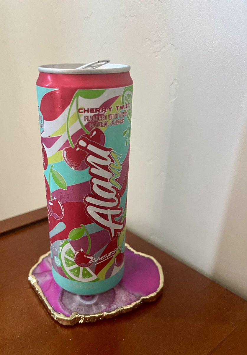 cheri_pimath's tweet image. Trying a different flavor today. I know @ChalkboardAnnie reviewed this flavor for us all yesterday but I had one in the fridge 🤷♀️