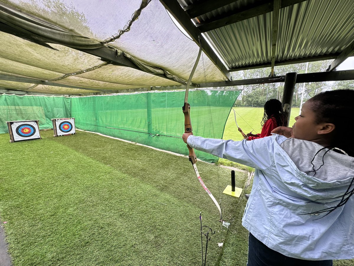 LeedsDYS's tweet image. Our knights in training took on some archery to improve their aim, just like Queen Susan! 🏹🎯
@ASCHC_COLLEGE @beckets_bkcat @StWilfridsCHS