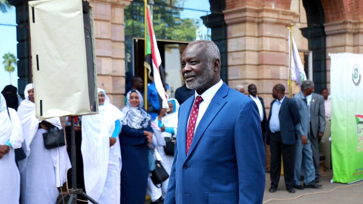 SudanFinance's tweet image. وزير المالية والتخطيط الاقتصادي يتكفل بالترحيل المجاني للسودانين المخالفين بسلطنة عمان.
أعلن د. جبريل إبراهيم وزير المالية والتخطيط الاقتصادي تكفل الوزارة بتكلفة ترحيل عدد ١٥٠٠ مواطن سوداني من المخالفين لقانون الأقامة بسلطنة عمان الشقيقةُ مجانا كمرحلة اولي عبر شركات…