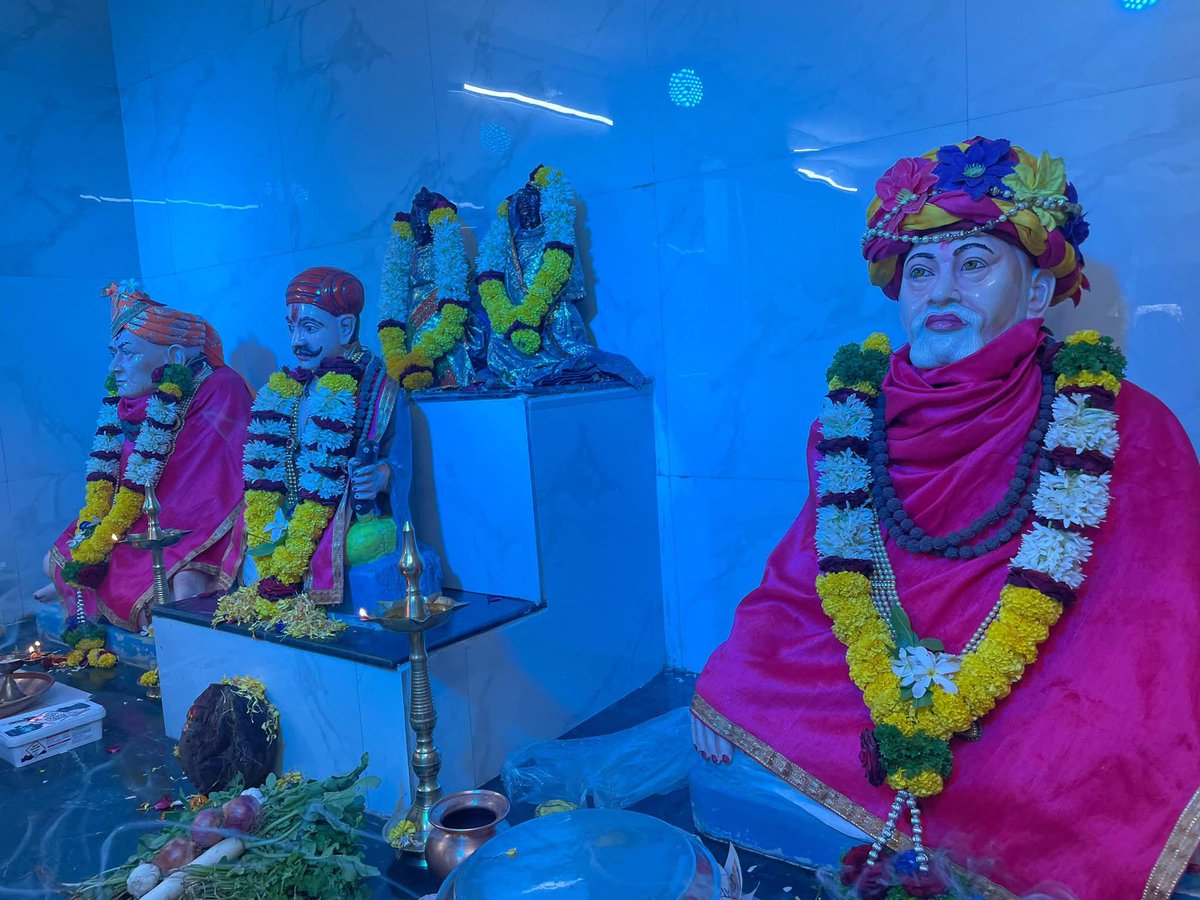 SidShirole's tweet image. संतांची परंपरा, संस्कृतीची जपणूक!

आज श्री संत शिरोमणी सावतमाळी महाराज यांच्या ७३० व्या संजीवनी समारंभात उपस्थित राहून त्यांच्या आध्यात्मिक सेवेला वंदन करण्याचा योग आला.

समाज मंदिर खडकी येथे झालेल्या या कार्यक्रमात संतांच्या पूजन, अर्चन व कीर्तनाच्या माध्यमातून अध्यात्माचा संदेश…