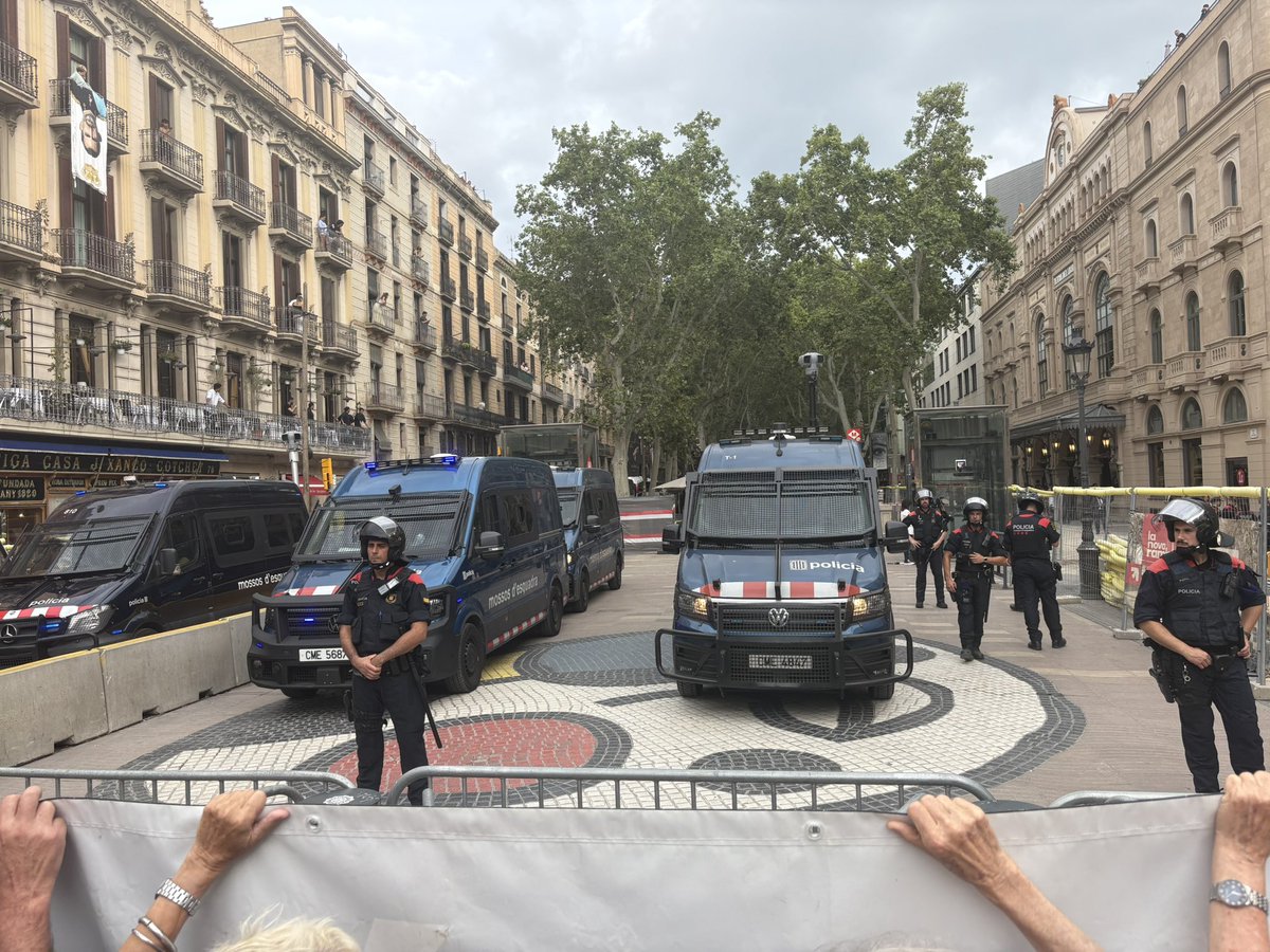 francescd's tweet image. Injustificable.
Quan una autoritat necessita aquest desplegament, ja poden dir el que vulguin menys que és a casa o benvingut.
Els catalans no tenim rei!