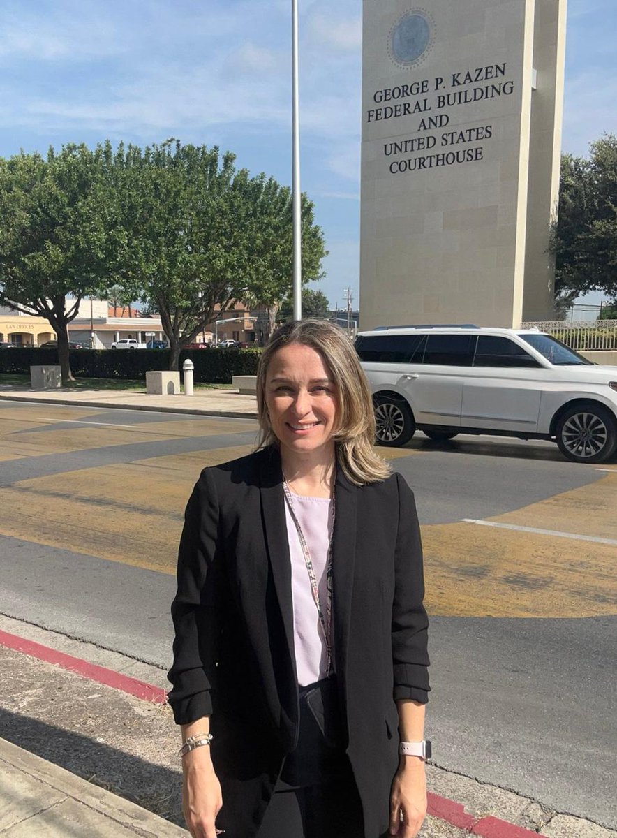 Consulmex Laredo (@consulmexlaredo) on Twitter photo Hoy atendimos a 5 connacionales 🇲🇽 en la Corte Federal de #Laredo (4 hombres y 1 mujer), brindándoles orientación sobre su proceso legal y asegurándonos de que conozcan sus derechos durante la audiencia. <a href="/SRE_mx/">Relaciones Exteriores</a> #NoEstánSolos Hoy atendimos a 5 connacionales 🇲🇽 en la Corte Federal de #Laredo (4 hombres y 1 mujer), brindándoles orientación sobre su proceso legal y asegurándonos de que conozcan sus derechos durante la audiencia. <a href="/SRE_mx/">Relaciones Exteriores</a> #NoEstánSolos