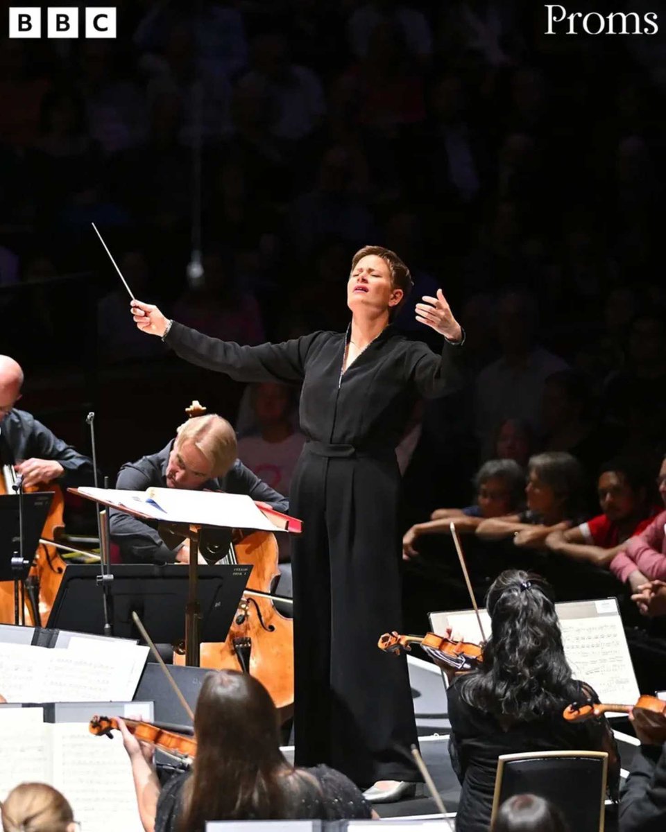 GermanAmbUK's tweet image. Congratulations to German conductor Anja Bihlmaier, Principal Guest Conductor of @BBCPhilharmonic, for an impressive & truly memorable @bbcproms concert featuring works by Strauss, Berlioz and Mark Simpson.
A privilege to welcome her at the Embassy after this musical triumph.