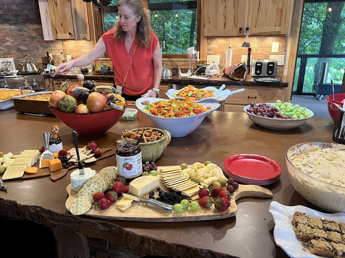 MayoRadOnc's tweet image. Last Friday, we had our Annual Resident Retreat for some much-needed R&R and team bonding! Thanks to @n_laack for hosting and our edu team @KimCorbinMD @allisongardaMD @KrishanJethwa for another successful day of wellness!
Would it be a true Minnesotan time without Hotdish? 😂