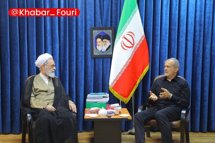 Arsha45914097's tweet image. سفر سرزده ودیداری مهم در قم
#پزشکیان با آیتالله #اعرافی دیدار کرد
🔹مسعود پزشکیان رئیسجمهور، عصر چهارشنبه در ادامه برنامههای سفر غیررسمی خود به قم، با حضور در دفتر مدیریت حوزههای علمیه کشور با آیتالله علیرضا اعرافی دیدار کرد.
🔹در این دیدار، موضوعات مختلفی از جمله وضعیت…