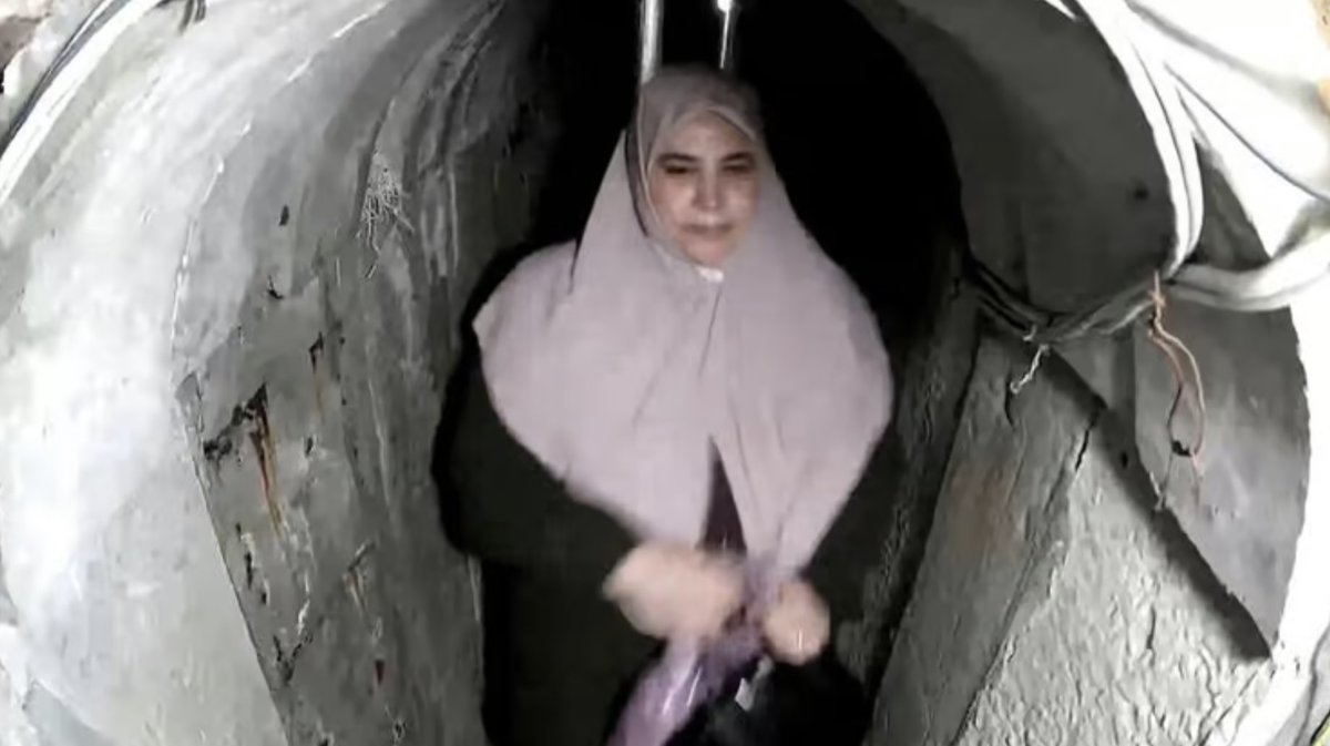 OliaOnX's tweet image. 🚨Inconsolable widow of Yahya Sinwar, Samar Abu Zamar, left Gaza for Turkey and married another Hamas leader, Fathi Hamad.
Thousands of sick and wounded Palestinians are trying to leave Gaza Strip for medical treatment, but it was the widow of the butcher Sinwar who managed to…