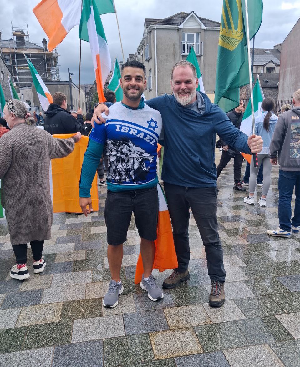 lil_doza's tweet image. This guy on Israeli attire was threatening counter protestors in #Sligo with violence.
Who is he ?