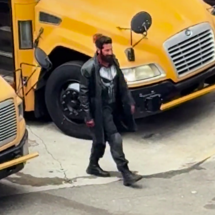 _DaredevilShots's tweet image. Frank Castle has suited up ☠️
New look at Jon Bernthal on ‘THE PUNISHER’ set.