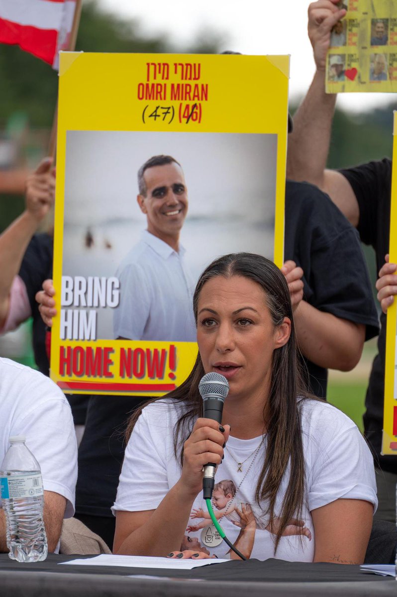 BringThemHome23's tweet image. "לעמרי אין זמן. לאף אחד מהם אין. זה לא עניין פוליטי – זה עניין של אנושיות. זה על ילדה בת ארבע שרק רוצה שאבא ינשק אותה בלילה. זה על 50 בני אדם."
אל מול תקשורת בינלאומית במדשאות בוושינגטון, קראו המשפחות להסכם שישיב את כל 50 החטופים והחטופה הביתה:
לישי, אשתו של עמרי מירן:
“ממשל…