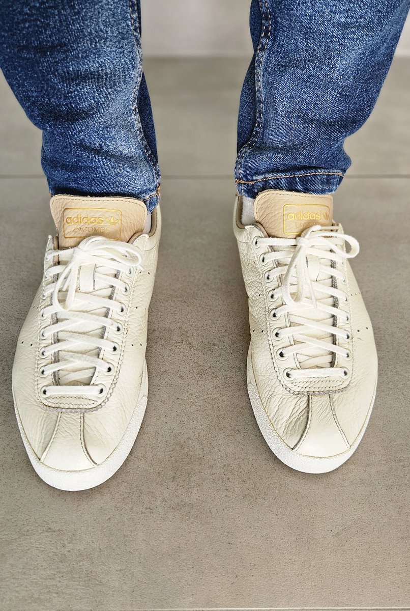 My Lacombe shoes needed refreshing, if you can't clean the white rubber, I recommend using white shoe paint, and if you can't clean the laces, I recommend using bleach, it works 👌👟
<a href="/adiFamily_/">adiFamily</a> 
#adidas #adidaslacombe