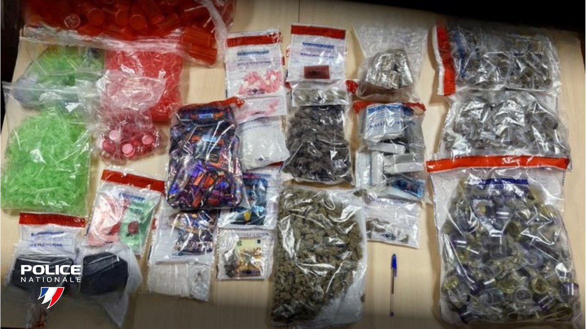 PoliceNationale's tweet image. #AntiStups | Le 17 juillet, à la suite d’une filature, les policiers de Clermont-Ferrand (63) ont démantelé un point de deal. ❌ Lors des perquisitions, les policiers ont découvert : 3kg de résine de cannabis, de la cocaïne, de l’herbe, 1 arme de poing et 4000€ en numéraire. ✅…