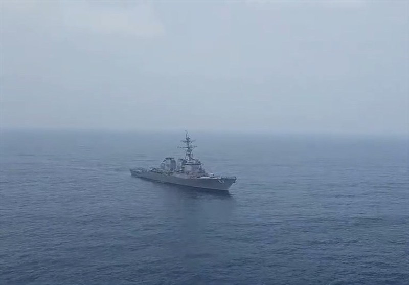 TehranTimes79's tweet image. An Iranian Navy helicopter issued a firm warning to a U.S. destroyer attempting to approach Iranian territorial waters in the Gulf of Oman.