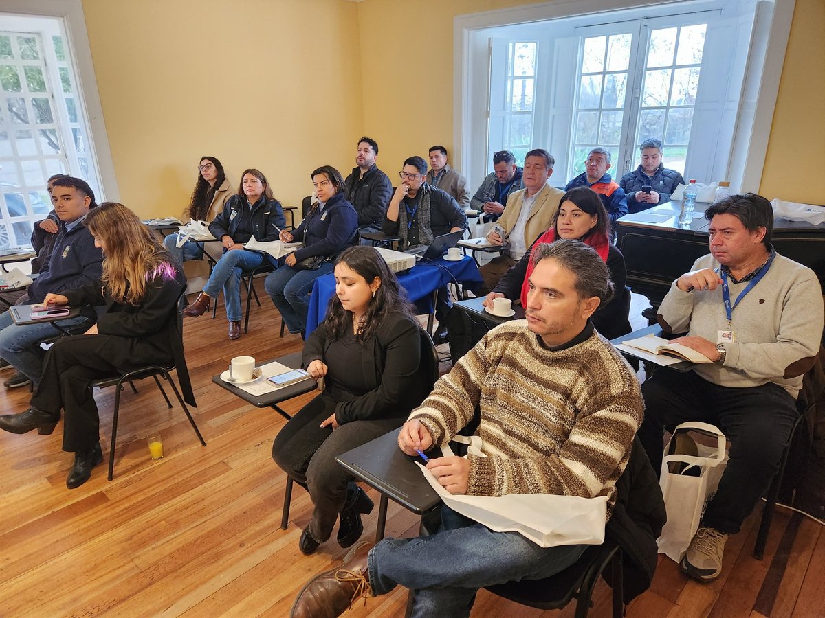 EnergiaValpo's tweet photo. Hoy en la Casa Eastman de Limache se vivió la 4ª Jornada de Comunas Energéticas de la Región de Valparaíso 💡
Seremi de Energía, Anastassia Ottone, dio la bienvenida a funcionarios municipales, destacando compromiso con avanzar hacia un desarrollo energético local, participativo https://t.co/x0TM5bxBWp