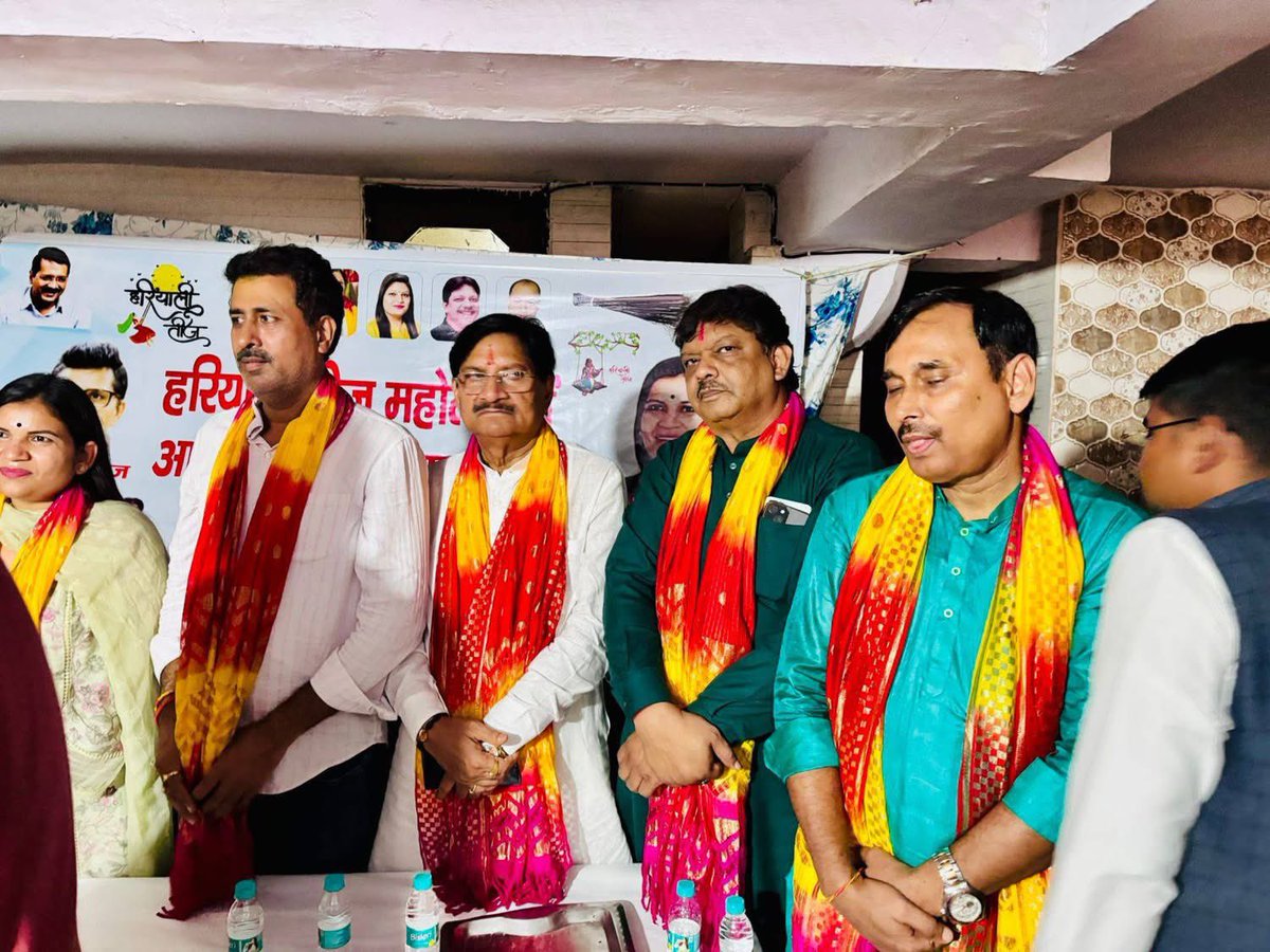 sharaddikshit1's tweet photo. 🎉🌿 तीज महोत्सव 2025 🌿🎉
📌लक्ष्मींनगर विधानसभा
आज आम आदमी पार्टी लक्ष्मीनगर विधानसभा महिला विंग द्वारा गणेश नगर, पांडव नगर कॉम्प्लेक्स में भव्य तीज महोत्सव का आयोजन किया गया।
🌸 इस पावन अवसर पर मुख्य अतिथि रहीं श्रीमती #AnitaSingh (सांसद श्री संजय सिंह जी की धर्मपत्नी)
🎤 विशेष उपस्थिति:
🔹 महिला विंग की प्रदेश अध्यक्ष # #SarikaChoudhary पूर्व विधायक प्रत्याशी B.b. Tyagi , निगम पार्षदा बहन Shweta Nigam
विधानसभा अध्यक्ष @sharaddikshit1 सहित लक्ष्मीनगर विधानसभा के सैकड़ों सम्माननीय कार्यकर्ता एवं सैकड़ों की संख्या में महिलाओं ने उत्साहपूर्वक भाग लिया। 🌼💃
🎶 रंगारंग सांस्कृतिक प्रस्तुतियाँ, हरियाली तीज की परंपराएं और महिला सशक्तिकरण का संदेश इस कार्यक्रम की विशेषताएं रहीं।
इस सफल कार्यक्रम के आयोजन के लिए महिला बिंग की अध्यक्षा Harjeet Kaur , Rekha Sharma , Nanda Mohan , Malkeet Kaur Hanspal और उनकी महिला विंग टीम एवम सभी सहयोगी साथी बधाई की पात्र है ।
💐 तीज की ढेरों शुभकामनाएं 💐
हरियाली के इस पर्व पर जीवन भी खुशियों से हरा-भरा रहे।
#AAP #TeejMahotsav2025 #LaxmiNagar #SarikaChaudhary #AnitaSingh #SharadDixit #WomenEmpowerment #HarialiTeej #Delhi
@AamAadmiParty @ArvindKejriwal @msisodia @Saurabh_MLAgk @SanjayAzadSln