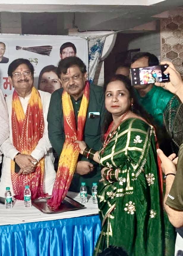 sharaddikshit1's tweet photo. 🎉🌿 तीज महोत्सव 2025 🌿🎉
📌लक्ष्मींनगर विधानसभा
आज आम आदमी पार्टी लक्ष्मीनगर विधानसभा महिला विंग द्वारा गणेश नगर, पांडव नगर कॉम्प्लेक्स में भव्य तीज महोत्सव का आयोजन किया गया।
🌸 इस पावन अवसर पर मुख्य अतिथि रहीं श्रीमती #AnitaSingh (सांसद श्री संजय सिंह जी की धर्मपत्नी)
🎤 विशेष उपस्थिति:
🔹 महिला विंग की प्रदेश अध्यक्ष # #SarikaChoudhary पूर्व विधायक प्रत्याशी B.b. Tyagi , निगम पार्षदा बहन Shweta Nigam
विधानसभा अध्यक्ष @sharaddikshit1 सहित लक्ष्मीनगर विधानसभा के सैकड़ों सम्माननीय कार्यकर्ता एवं सैकड़ों की संख्या में महिलाओं ने उत्साहपूर्वक भाग लिया। 🌼💃
🎶 रंगारंग सांस्कृतिक प्रस्तुतियाँ, हरियाली तीज की परंपराएं और महिला सशक्तिकरण का संदेश इस कार्यक्रम की विशेषताएं रहीं।
इस सफल कार्यक्रम के आयोजन के लिए महिला बिंग की अध्यक्षा Harjeet Kaur , Rekha Sharma , Nanda Mohan , Malkeet Kaur Hanspal और उनकी महिला विंग टीम एवम सभी सहयोगी साथी बधाई की पात्र है ।
💐 तीज की ढेरों शुभकामनाएं 💐
हरियाली के इस पर्व पर जीवन भी खुशियों से हरा-भरा रहे।
#AAP #TeejMahotsav2025 #LaxmiNagar #SarikaChaudhary #AnitaSingh #SharadDixit #WomenEmpowerment #HarialiTeej #Delhi
@AamAadmiParty @ArvindKejriwal @msisodia @Saurabh_MLAgk @SanjayAzadSln