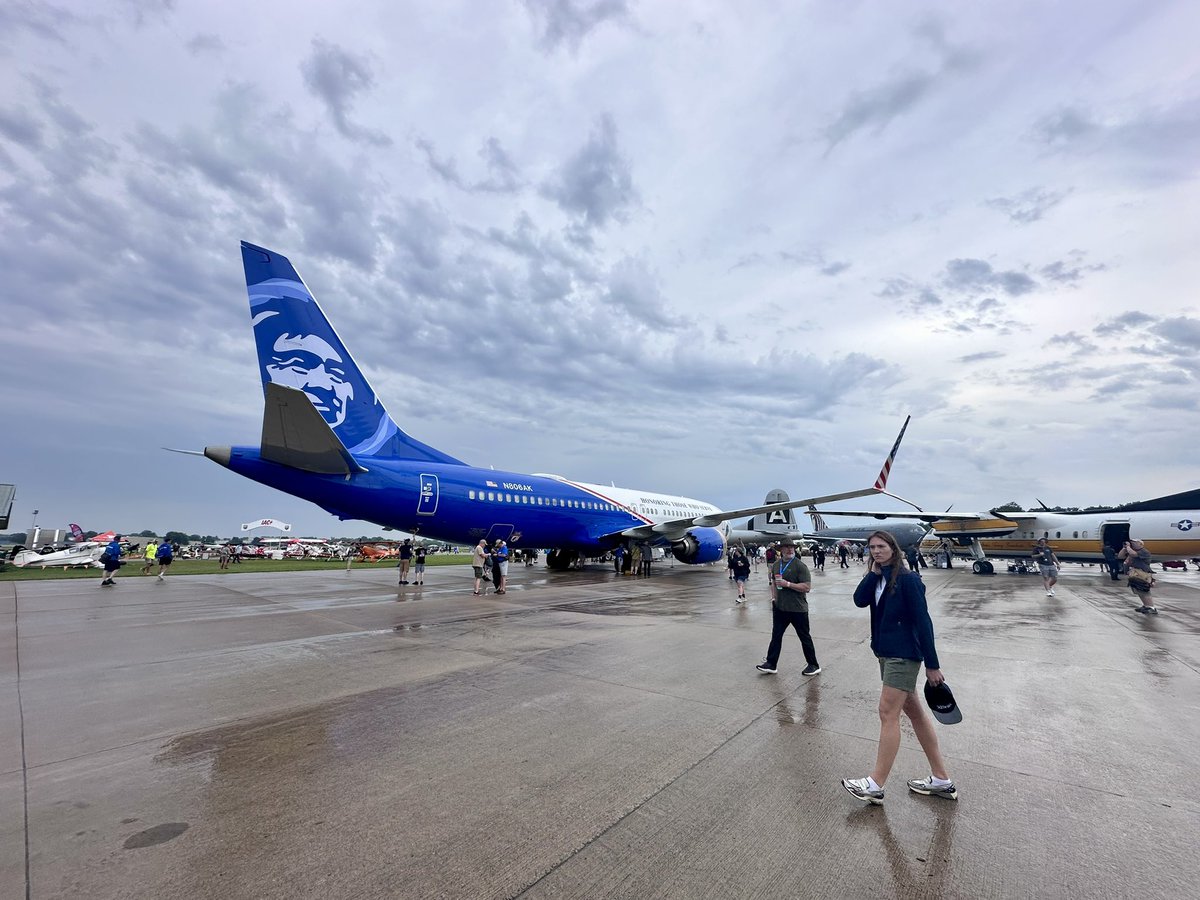 FlyingHighRyan's tweet image. This @AlaskaAir 737 MAX 8 is looking really good at #OSH25!