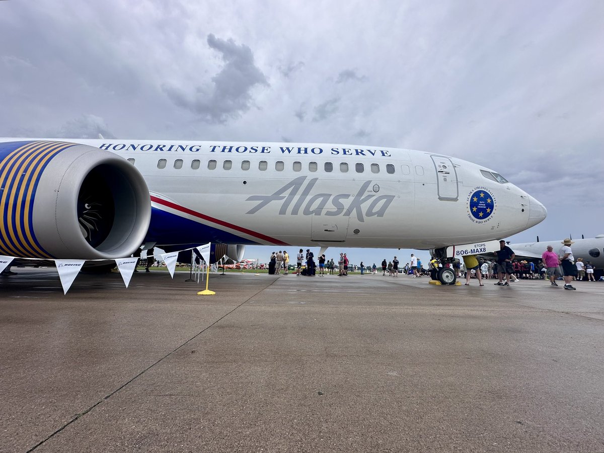 FlyingHighRyan's tweet image. This @AlaskaAir 737 MAX 8 is looking really good at #OSH25!