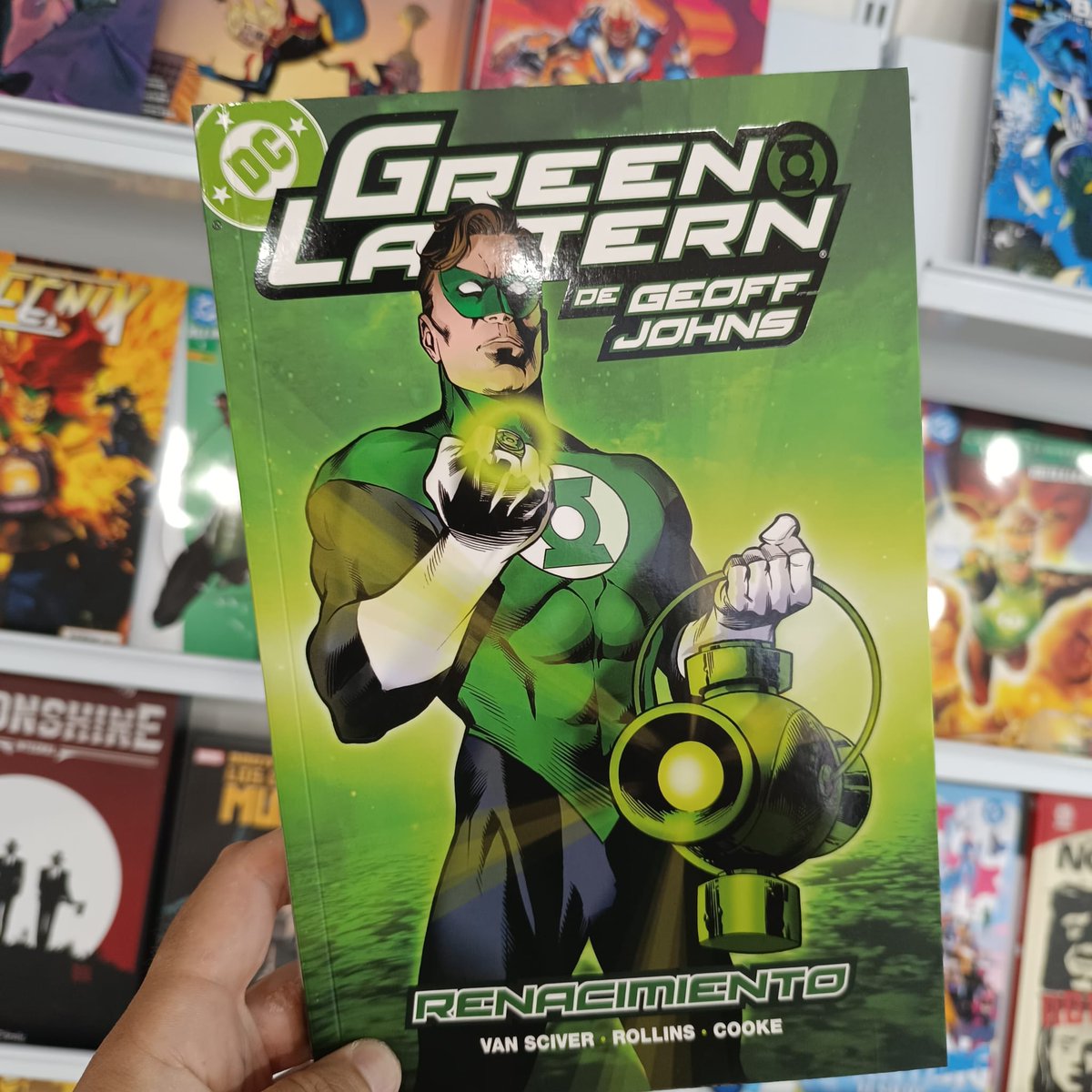 ComicsUniversal's tweet image. Estoy pensando en hacerme un podcast solo para hablar de esta etapa. 🎙️
Me encanta el Green Lantern de Geoff Johns. 💚💚
@PaniniComicsEsp empieza a recopilarlo ahora en una nueva Biblioteca DC... y de ésta serán unos cuantos tomos 📚