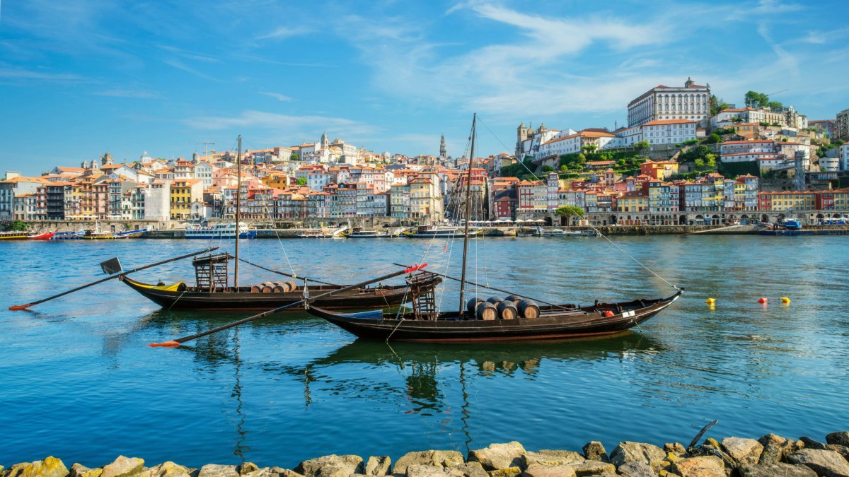 weather2travel's tweet image. Porto offers much more than just port: explore its historic architecture, dine in Michelin-starred restaurants, take seaside strolls &amp;amp; go on fascinating day trips. Here are 7 reasons why you should visit weather2travel.com/blog/what-to-v… @visitportugal @robinmckelvie