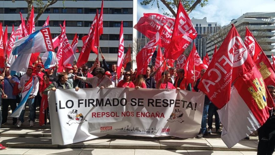 👷🏼‍♂️🛢️Trabajadores de Repsol denuncian que las direcciones de CCOO y UGT han aceptado una pérdida salarial a espaldas de la plantilla.
📢 “No nos vamos a rendir porque otros hayan bajado los brazos”.
👇
izquierdadiario.es/Trabajadores-d…