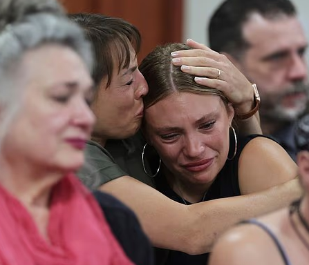 JLRINVESTIGATES's tweet image. Dylan Mortensen gets a hug after speaking at the Bryan Kohberger sentencing hearing.