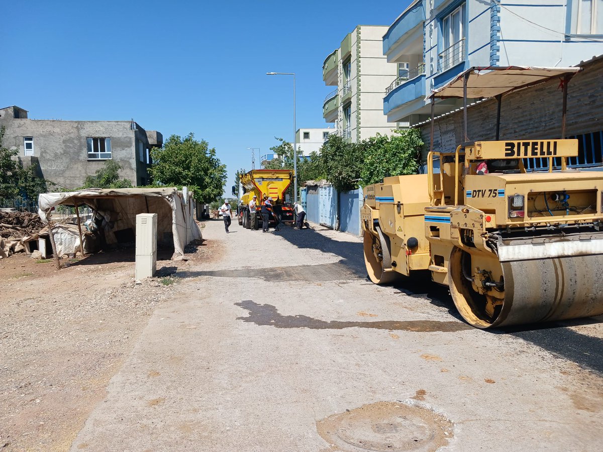 Fen İşleri Müdürlüğümüz, altyapı sonrası bozulan yolları sıcak asfaltla yenilemeye devam ediyor! 💪🚧

📍Fırat
📍Güzelşehir
📍Hayriye mahallelerinde ekiplerimiz, cadde ve sokaklarda bakım-onarım çalışmalarını sürdürüyor.

Konforlu ve güvenli ulaşım için sahadayız!