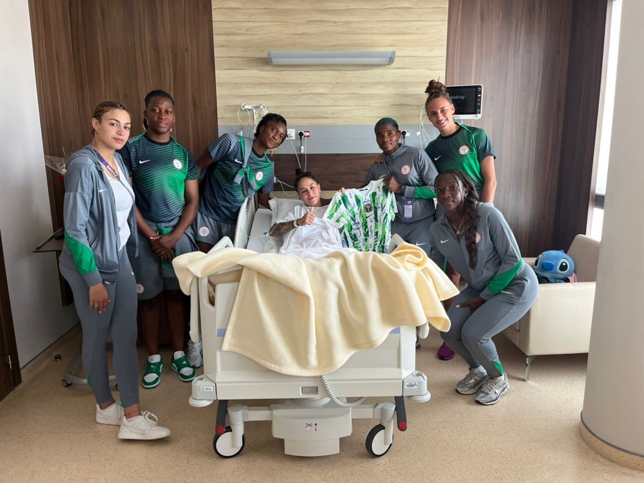OneJoblessBoy's tweet image. Get well soon Gabriela Salgado β€οΈβπ©Ή
Lovely gesture from the Super Falcons of Nigeria π³π¬
