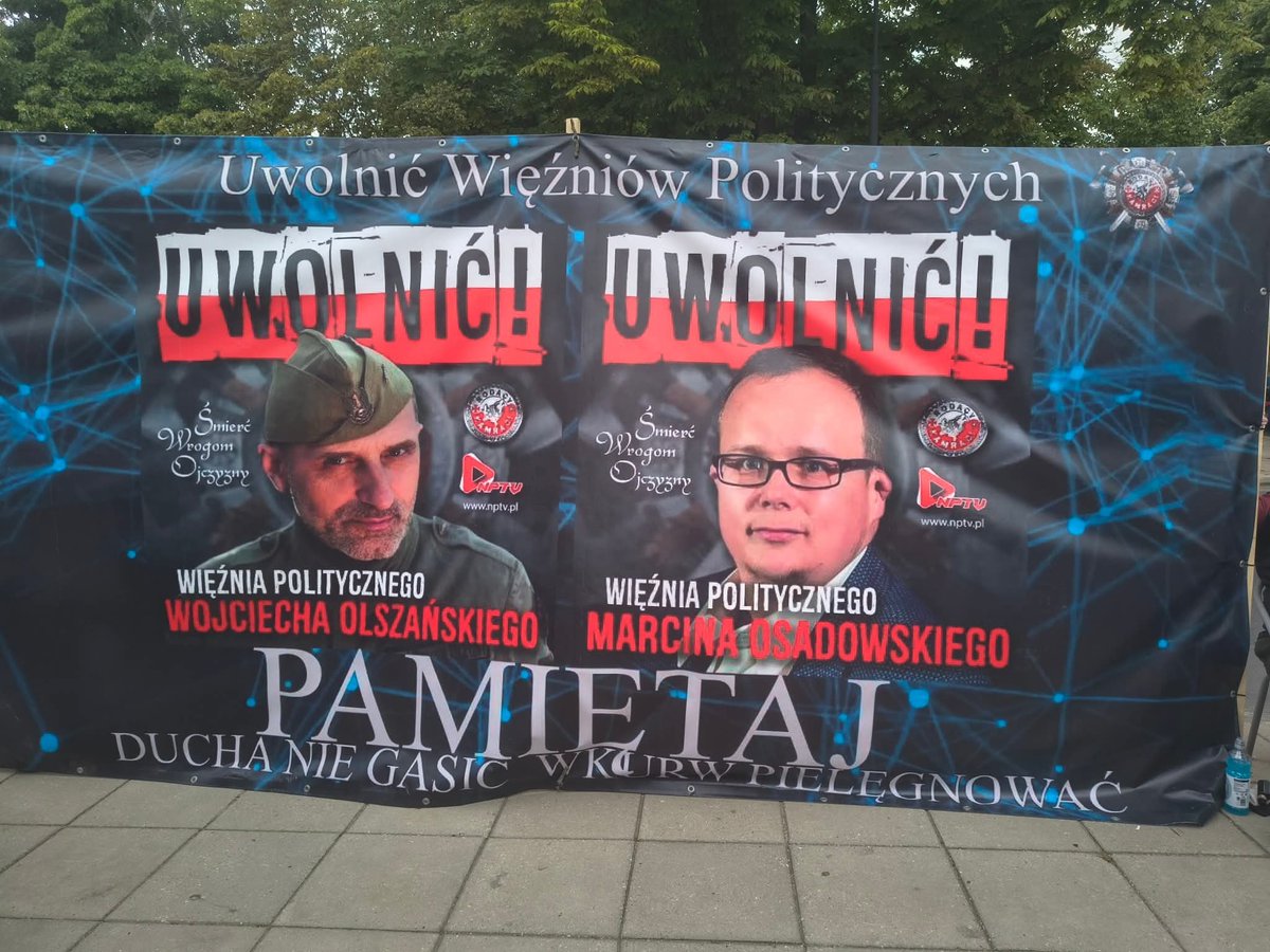 BogdanKucharsk7's tweet image. Ciąg dalszy profanacji symbolu zarezerwowanego wyłącznie dla żyjących Powstańców Warszawskich, a nie bandy nazistów, którzy uczynili sobie piknik degeneratów, pod pomnikiem...
