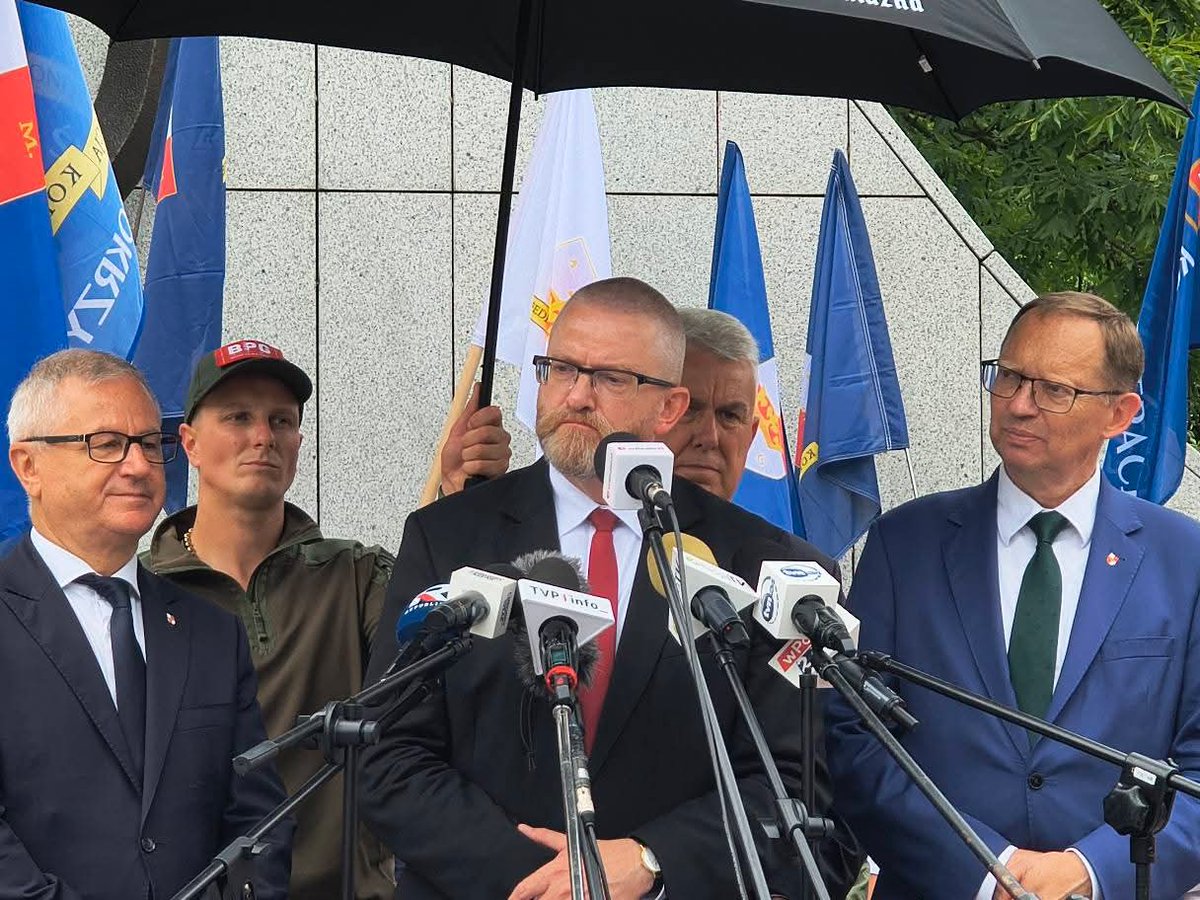 BogdanKucharsk7's tweet image. Ciąg dalszy profanacji symbolu zarezerwowanego wyłącznie dla żyjących Powstańców Warszawskich, a nie bandy nazistów, którzy uczynili sobie piknik degeneratów, pod pomnikiem...