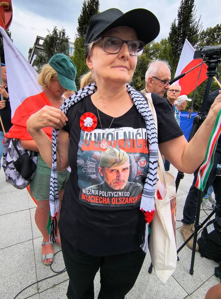 BogdanKucharsk7's tweet image. Ciąg dalszy profanacji symbolu zarezerwowanego wyłącznie dla żyjących Powstańców Warszawskich, a nie bandy nazistów, którzy uczynili sobie piknik degeneratów, pod pomnikiem...