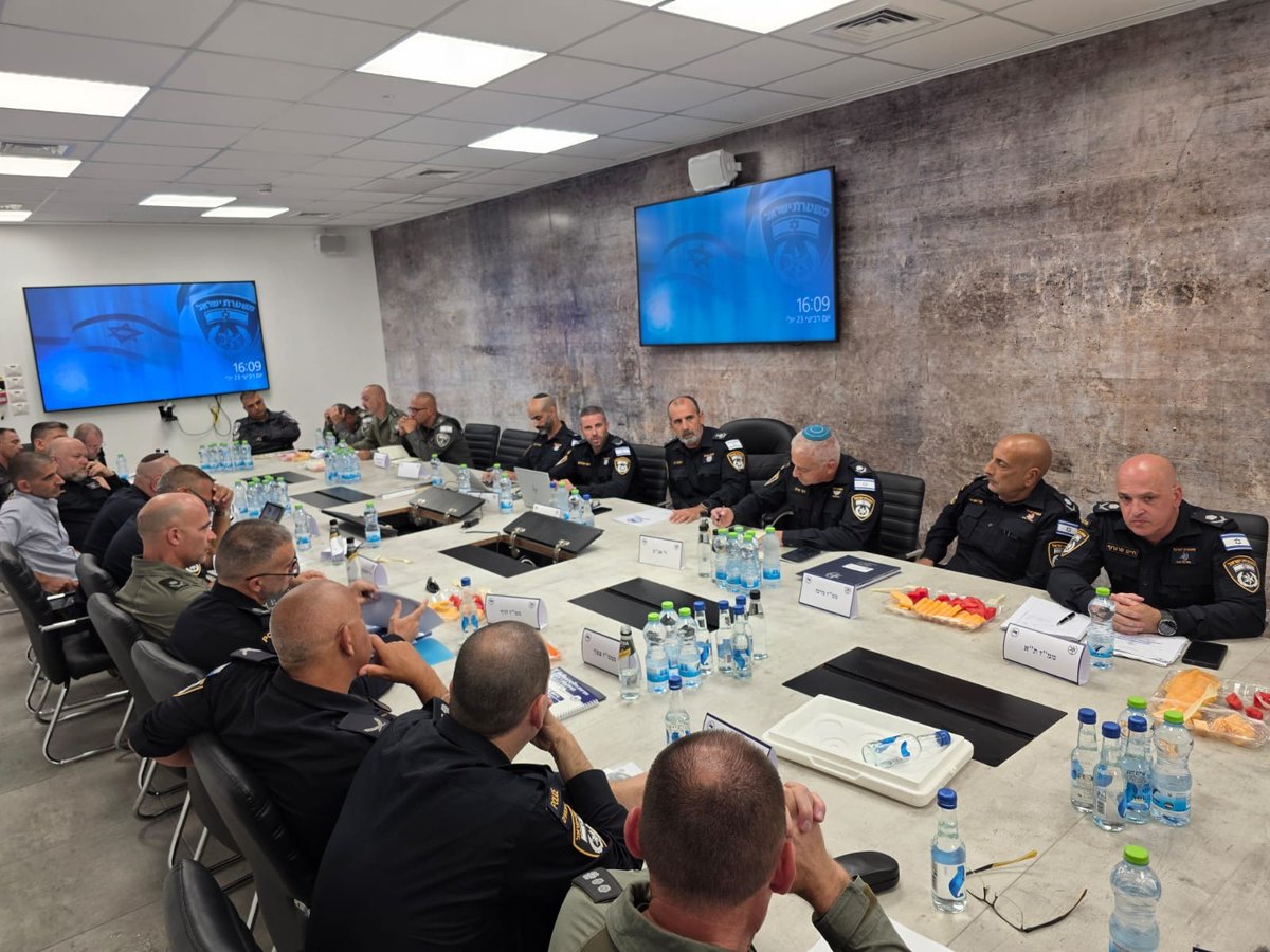 IL_police's tweet image. "נפעל בכל האמצעים העומדים לרשותנו" - מפכ"ל המשטרה דני לוי סיים לפני זמן קצר דיון מיוחד בנושא גל האלימות והפשיעה בחברה הערבית, בהשתתפות סגל הפיקוד הבכיר של משטרת ישראל
במהלך הדיון הוצגו בפני המפכ"ל תמונת המצב המבצעית, מגמות הפשיעה והדרכים הממוקדות להתמודדות עם האירועים, תוך דגש…