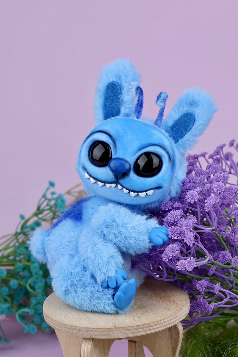 Sigida_plushies's tweet image. How do you like this combination? Labubu + Stitch. This little 6-legged baby is looking for a home, you can buy him from me on Etsy⬇️
etsy.com/listing/434013…
Size is about 15 cm, legs and head are movable.
Commisions on toys are open!