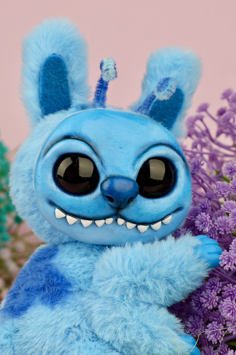 Sigida_plushies's tweet image. How do you like this combination? Labubu + Stitch. This little 6-legged baby is looking for a home, you can buy him from me on Etsy⬇️
etsy.com/listing/434013…
Size is about 15 cm, legs and head are movable.
Commisions on toys are open!