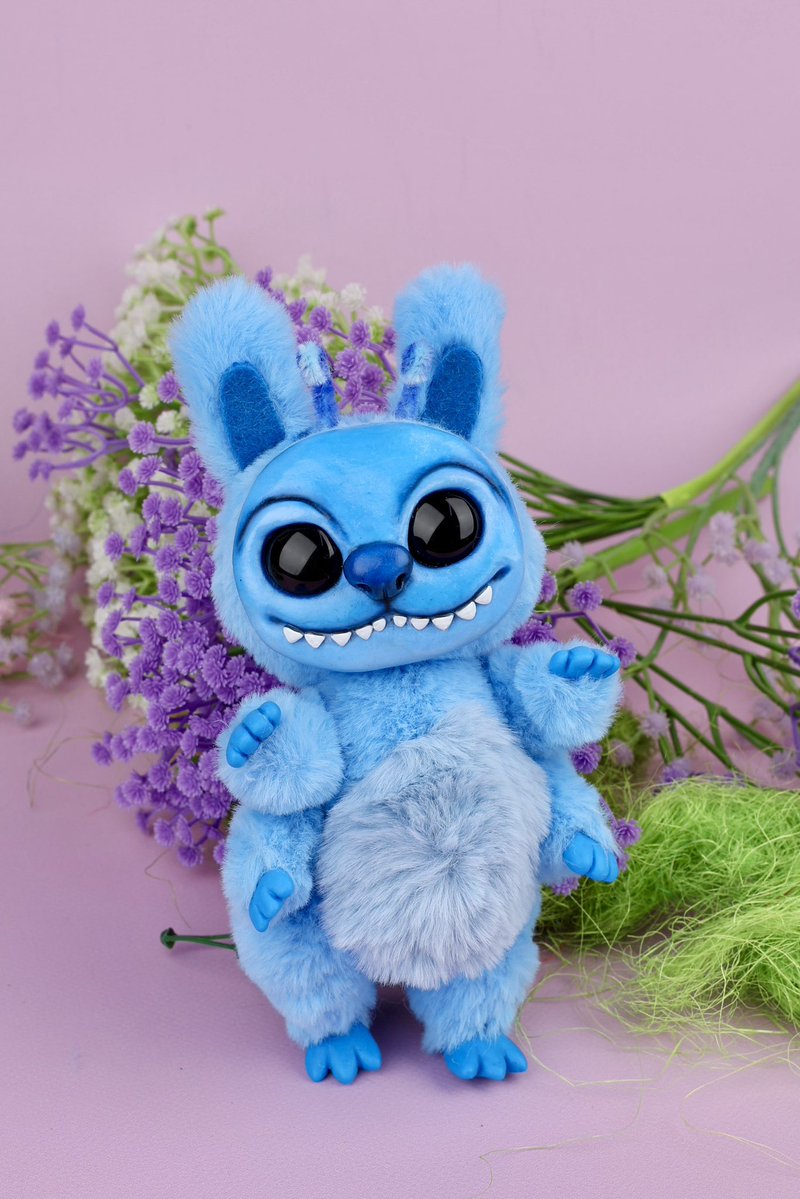 Sigida_plushies's tweet image. How do you like this combination? Labubu + Stitch. This little 6-legged baby is looking for a home, you can buy him from me on Etsy⬇️
etsy.com/listing/434013…
Size is about 15 cm, legs and head are movable.
Commisions on toys are open!