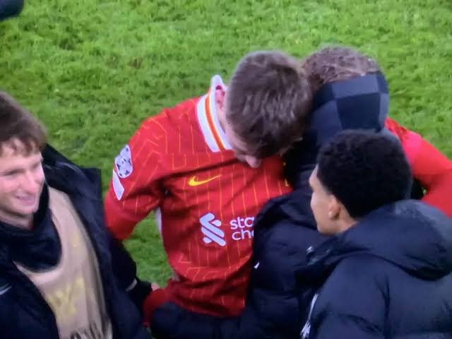 BABYHARVEY reds tweet media