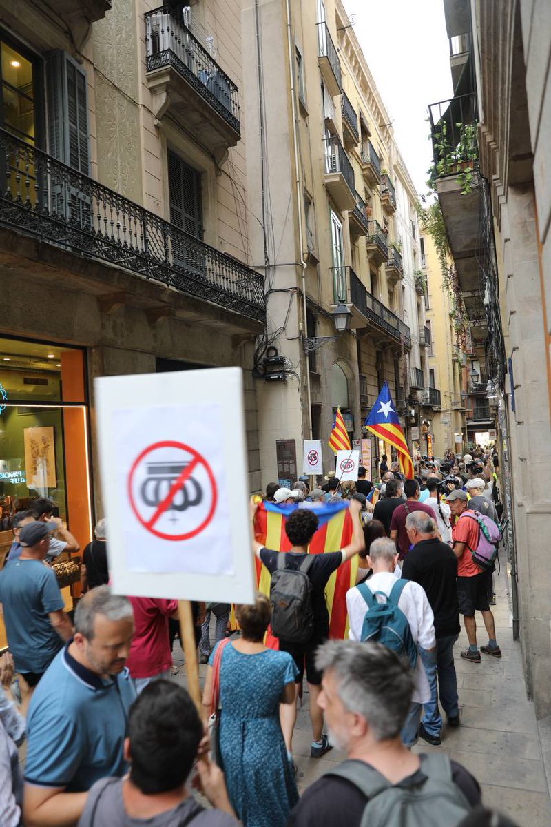 assemblea's tweet image. ⬛️⬜️ Plantem cara a la monarquia!

Si volen normalitzar-nos i &quot;reconciliar-nos&quot;, ho tenen clar. 

El Borbó, ni el volem, ni el necessitem!