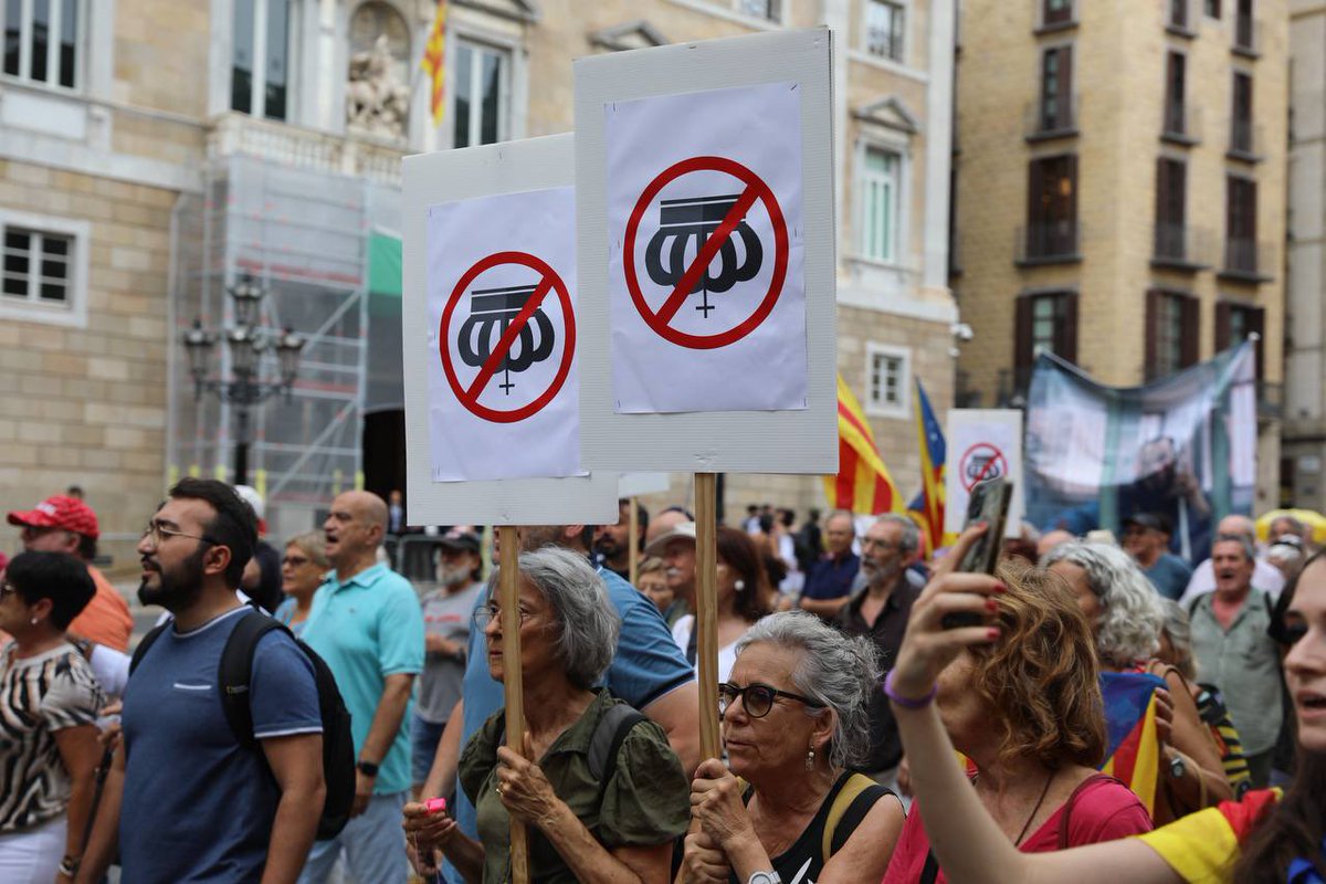 assemblea's tweet image. ⬛️⬜️ Plantem cara a la monarquia!

Si volen normalitzar-nos i &quot;reconciliar-nos&quot;, ho tenen clar. 

El Borbó, ni el volem, ni el necessitem!