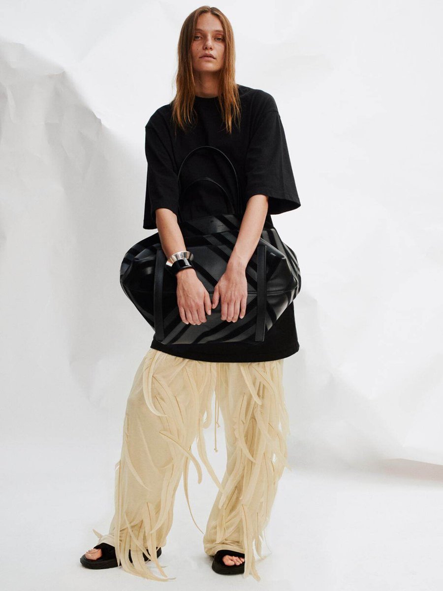 kendam_com's tweet image. Phoebe Philo Collection D: the lookbook kendam.com/news/lookbooks…

#PhoebePhilo #CollectionD #Lookbooks #London  #Fashion #Kendam