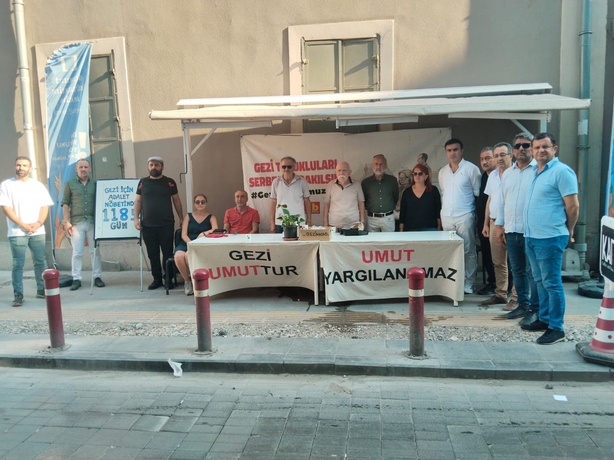 tmmobizmir's tweet image. Adalet Nöbeti 1185. gününde!
Güvenli ve sağlıklı yaşam alanlarında barınma hakkını, kent hakkını, adaleti, özgürlüğü talep eden Gezi’nin taleplerinin arkasında, tutuklu arkadaşlarımızın yanındayız.
#GeziyeÖzgürlük #GeziyiSavunuyoruz