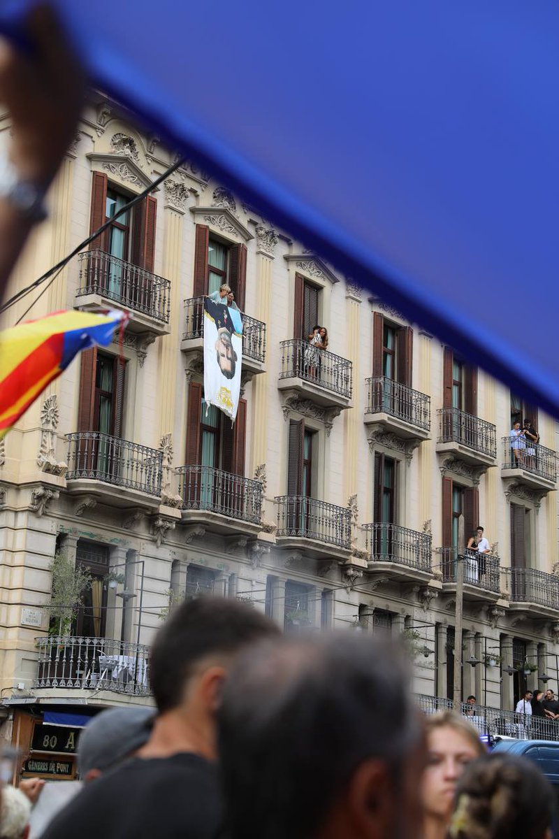 assemblea's tweet image. ⬛️⬜️ Fora la corona espanyola de Catalunya i dels Països Catalans!

Hem desplegat una lona gegant davant del Liceu!

Que no puguin passejar tranquils!