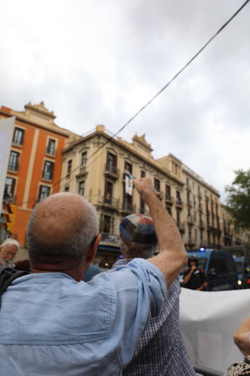 assemblea's tweet image. ⬛️⬜️ Fora la corona espanyola de Catalunya i dels Països Catalans!

Hem desplegat una lona gegant davant del Liceu!

Que no puguin passejar tranquils!