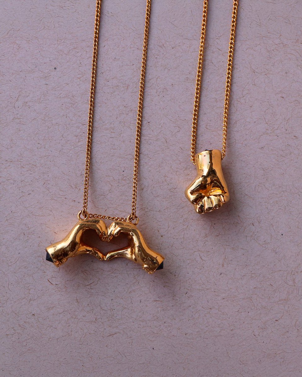 ✨ La vida es más fácil cuando eres consciente de todo el amor que te rodea. 🫶🏿

🖤 Dije de chapa de oro con escultura 3D de dos manos formando un corazon con incrustaciones de zirconia, disponible en casaobsidiana.mx