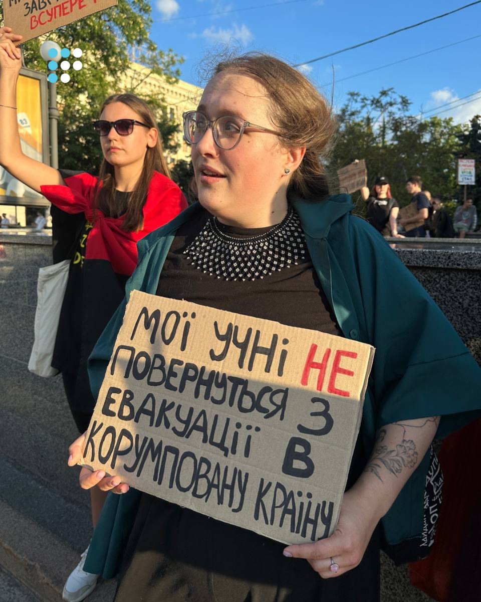 HromadskeRadio's tweet image. 🇺🇦 У Харкові сотні людей також долучилися до акції проти закону №12414 щодо НАБУ та САП, що фактично обмежує діяльність антикорупційних органів.
Про це повідомляє кореспондентка Громадського радіо Анна Черненко.
За її словами, більшість присутніх — молодь, є ті, хто взагалі…