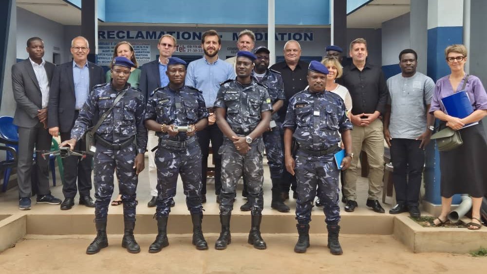 Poursuivant leur visite de projets à #Parakou, les Ambassadeurs 🇪🇺🇧🇪🇩🇪🇫🇷🇱🇺🇳🇱 étaient au Commissariat du 3ème Arrondissement. Ils ont pu voir des infrastructures rénovées et échangé avec les responsables sur les défis sécuritaires et les solutions apportées.
#PlusFortsEnsemble