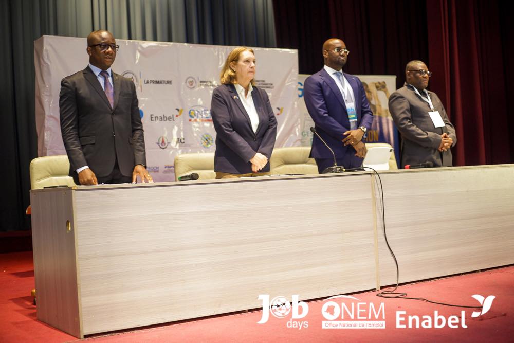 Enabel_en_RDC's tweet photo. Ils Ă©taient plus de 300 jeunes motivĂ©s Ă rĂ©pondre prĂ©sents dĂšs le premier jour, au lancement officiel des #Jobdays Ă Kinshasa ce mardi 22 juillet 2025 au Palais du Peuple, en prĂ©sence du reprĂ©sentant du Ministre de l'Emploi, Travail et PrĂ©voyance Sociale RDC, du Directeur GĂ©nĂ©ral de lâ@onem_cd, @fanon_beya, de la Directrice pays dâ#EnabelRDC, et de plusieurs partenaires techniques.
la Directrice Pays dâ#EnabelRDC, Madame #KristaVerstraelen, a rĂ©affirmĂ© notre engagement envers les institutions congolaises en faveur de lâemploi dĂ©cent et de lâinsertion professionnelle.
#ActForImpact #InsertionProfessionnelle #Jobdating