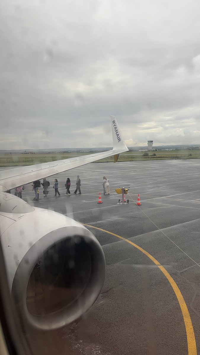 Shauns_Aviation's tweet image. Now onboard EI-DCW, a 20 year old B737-8AS

Seat 05A again for the return!!!

#aviation #avgeek #DublinAirport #Paris #BeauvaisAirport #ryanair #Dublin #Travel