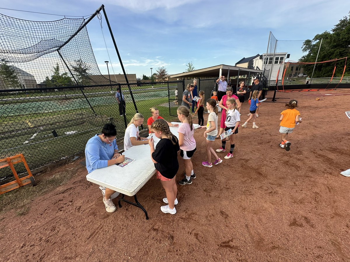 Day 1 at camp was HOT!!! Paige Bachman, Rosie Davis and Macy Ham came out today to share some knowledge with the girls!  🧡🙏🧡